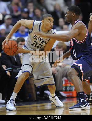 22. Dezember 2011 – Washington, DC, USA – Georgetown Stürmer Otto Porter (22) schützt den Ball vor der engen Verteidigung von Memphis Stürmer Adonis Thomas (35) während der ersten Halbzeit im Verizon Center in Washington, D.C. am Donnerstag, 22. Dezember 2011. Georgetown besiegte Memphis, 70–59. (Kreditbild: © Chuck Myers/MCT/MCT/ZUMAPRESS.com) Stockfoto