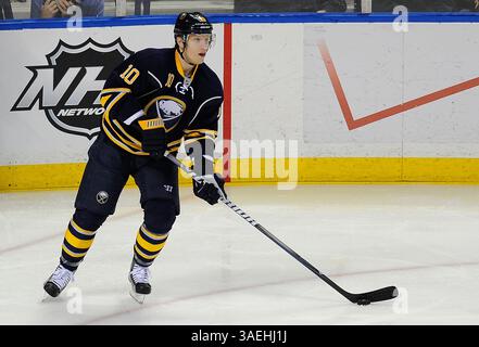 26. Dezember 2011: Christian Ehrhoff #10, Verteidiger der Buffalo Sabres, scannt das Eis während der zweiten Phase eines NHL-Spiels zwischen den Buffalo Sabres und den Washington Capitals im First Niagara Center in Buffalo, New York. (Bild: © Rich Barnes/Cal Sport Media/ZUMAPRESS.com) Stockfoto