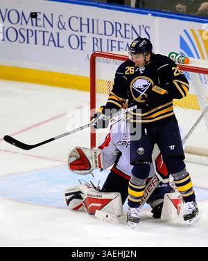 26. Dezember 2011: Buffalo Sabres linker Flügel Thomas Vanek #26 lenkt während der zweiten Phase eines NHL-Spiels zwischen den Buffalo Sabres und den Washington Capitals im First Niagara Center in Buffalo, New York, einen Puck hoch und breit vom Tor ab. (Bild: © Rich Barnes/Cal Sport Media/ZUMAPRESS.com) Stockfoto