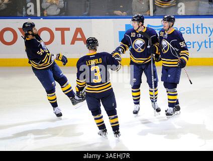 26. Dezember 2011: Christian Ehrhoff #10, Verteidiger der Buffalo Sabres, feiert sein Tor mit Teamkollegen während der ersten Phase eines NHL-Spiels zwischen den Buffalo Sabres und den Washington Capitals im First Niagara Center in Buffalo, New York. (Bild: © Rich Barnes/Cal Sport Media/ZUMAPRESS.com) Stockfoto