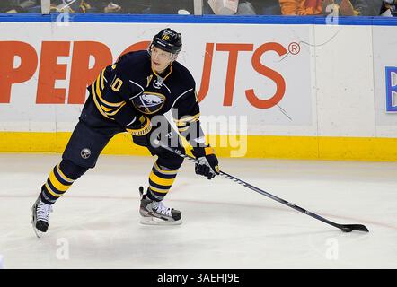 26. Dezember 2011: Christian Ehrhoff #10, Verteidiger der Buffalo Sabres, scannt das Eis während der dritten Phase eines NHL-Spiels zwischen den Buffalo Sabres und den Washington Capitals im First Niagara Center in Buffalo, New York. (Bild: © Rich Barnes/Cal Sport Media/ZUMAPRESS.com) Stockfoto