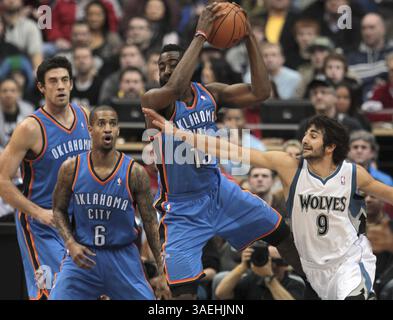 26. Dezember 2011 – Minneapolis, MN, USA – Ricky Rubio der Minnesota Timberwolves versucht im ersten Quartal im Target Center in Minneapolis, Minnesota, den Ball vom Oklahoma City Thunder's James Harden 2011 zu stehlen. The Thunder besiegte die Timberwolves zwischen 104 und 100. (Bild: © Renee Jones Schneider/Minneapolis Star Tribune/MCT/ZUMAPRESS.com) Stockfoto