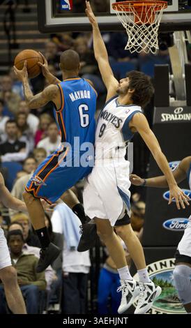 26. Dezember 2011 – Minneapolis, Minnesota, USA – RICKY RUBIO der Minnesota Timberwolves, rechts, blockiert einen Schuss des ERIC MAYNOR von Oklahoma City Thunder während des Spiels im Target Center. (Bild: © Renee Jones Schneider/Minneapolis Star Tribune/MCT/ZUMAPRESS.com) Stockfoto