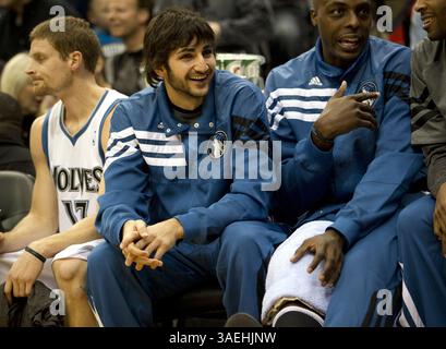 26. Dezember 2011 - Minneapolis, MN, USA - Ricky Rubio, Mitte der Minnesota Timberwolves, lächelt zu Beginn des Spiels gegen den Oklahoma City Thunder im Target Center in Minneapolis, Minnesota, Montag, 26. Dezember 2011. The Thunder besiegte die Timberwolves zwischen 104 und 100. (Bild: © Renee Jones Schneider/Minneapolis Star Tribune/MCT/ZUMAPRESS.com) Stockfoto