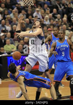 26. Dezember 2011 – Minneapolis, MN, USA – Kevin Love (42) der Minnesota Timberwolves wird vom Oklahoma City Thunder Verteidiger Nick Collison während des dritten Quartals im Target Center in Minneapolis, Minnesota, am Montag, 26. Dezember 2011 angegriffen. The Thunder besiegte die Timberwolves zwischen 104 und 100. (Bild: © Jeff Wheeler/Minneapolis Star Tribune/MCT/ZUMAPRESS.com) Stockfoto