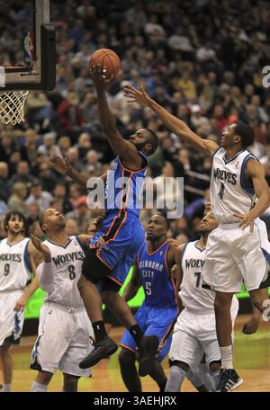 26. Dezember 2011 – Minneapolis, MN, USA – James Harden von Oklahoma City Thunder stellt am Montag, 26. Dezember 2011, im Target Center in Minneapolis, Minnesota, einen Korb gegen die Minnesota Timberwolves auf. The Thunder besiegte die Timberwolves zwischen 104 und 100. (Bild: © Jeff Wheeler/Minneapolis Star Tribune/MCT/ZUMAPRESS.com) Stockfoto