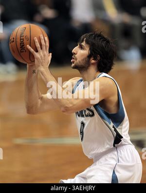 26. Dezember 2011 – Minneapolis, MN, USA – Ricky Rubio der Minnesota Timberwolves trifft im vierten Quartal im Target Center in Minneapolis, Minnesota, am Montag, 26. Dezember 2011 gegen Oklohoma City. The Thunder besiegte die Timberwolves zwischen 104 und 100. (Bild: © Jeff Wheeler/Minneapolis Star Tribune/MCT/ZUMAPRESS.com) Stockfoto