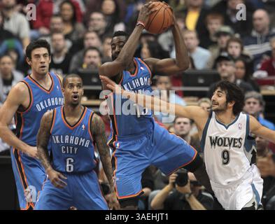 26. Dezember 2011 – Minneapolis, MN, USA – Ricky Rubio der Minnesota Timberwolves versucht im ersten Quartal im Target Center in Minneapolis, Minnesota, den Ball vom Oklahoma City Thunder's James Harden 2011 zu stehlen. The Thunder besiegte die Timberwolves zwischen 104 und 100. (Bild: © Jeff Wheeler/Minneapolis Star Tribune/MCT/ZUMAPRESS.com) Stockfoto