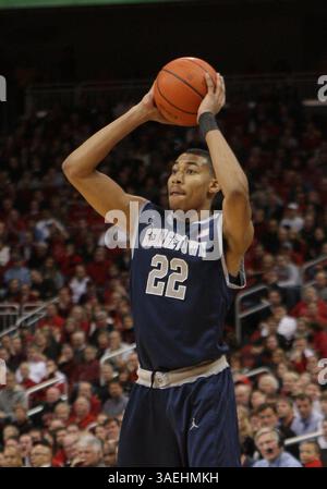28. Dezember 2011: Otto Porter (22), Georgetown Hoyas Stürmer, wird den Ball während eines NCAA-Basketballspiels zwischen #12 Georgetown und #4 Louisville passieren. Im KFC Yum! Zentrum in Louisville, Kentucky. Georgetown Upset Louisville 71-68.(Bild: © Pat Lovell/Cal Sport Media/ZUMAPRESS.com) Stockfoto