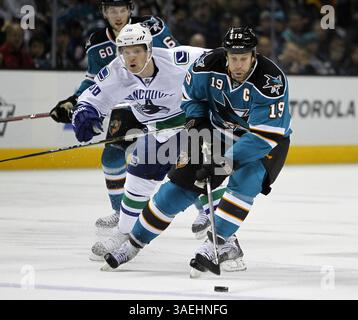 28. Dezember 2011 – San Jose, CA, USA – Joe Thornton (19) der San Jose Sharks kontrolliert den Puck gegen die Vancouver Canucks im HP Pavilion in San Jose, Kalifornien, am Mittwoch, den 28. Dezember 2011. (Kreditbild: © Nhat V. Meyer/San Jose Mercury News/MCT/ZUMAPRESS.com) Stockfoto
