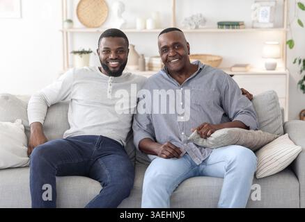 Porträt Mit Papa. Glücklich Schwarz Mann Posiert Mit Reifen Vater Zu Hause Stockfoto