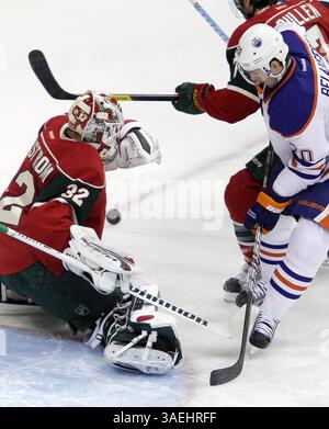 29. Dezember 2011: Minnesota Wild Torwart Niklas Backstrom #32 stürzt beim NHL-Hockeyspiel zwischen den Minnesota Wild und den Edmonton Oilers im Xcel Energy Center in St. Paul, MN. (Bild: © Andy Blenkush/Cal Sport Media/ZUMAPRESS.com) Stockfoto
