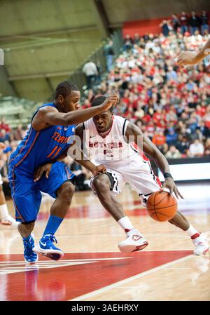 29. Dezember 2011: Eli Carter (5) errang in der zweiten Halbzeit Druck auf Floridas Wärter Erving Walker (11) während eines nicht-Konferenzspiels zwischen den Rutgers Scarlet Knights und den #10 Florida Gators im Louis Brown Athletic Center (The RAC) in Piscataway, New Jersey. Rutgers besiegte #10 Florida 85-83 in doppelter Überstunde. (Bild: © Duncan Williams/Cal Sport Media/ZUMAPRESS.com) Stockfoto