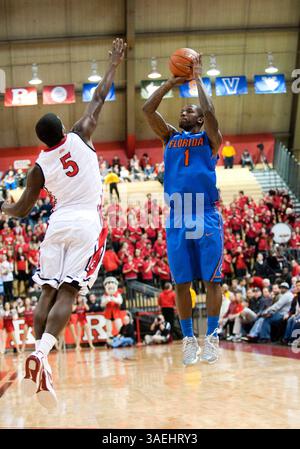 29. Dezember 2011: Floridas Garde Erving Walker (11) schießt in der ersten Halbzeit auf Eli Carter (5), während eines nicht-Konferenzspiels zwischen den Rutgers Scarlet Knights und den #10 Florida Gators im Louis Brown Athletic Center (The RAC) in Piscataway, New Jersey. Rutgers besiegte #10 Florida 85-83 in doppelter Überstunde. (Bild: © Duncan Williams/Cal Sport Media/ZUMAPRESS.com) Stockfoto