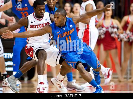 29. Dezember 2011: Floridas Garde Erving Walker (11) geht in der ersten Halbzeit gegen Eli Carter (5), während eines nicht-Konferenzspiels zwischen den Rutgers Scarlet Knights und den #10 Florida Gators im Louis Brown Athletic Center (The RAC) in Piscataway, New Jersey. Rutgers besiegte #10 Florida 85-83 in doppelter Überstunde. (Bild: © Duncan Williams/Cal Sport Media/ZUMAPRESS.com) Stockfoto