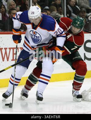 29. Dezember 2011: Saint Paul, Minnesota, Vereinigte Staaten von Amerika: Edmonton Oilers Stürmer Eric Belanger (20) kämpft um die Kontrolle über Puck, während Minnesota Wild Center Matt Cullen (7) versucht, ihn im Excel Energy Center in Saint Paul, MN, zu verlangsamen. Minnesota Wild 4 und Edmonton Oilers 2. (Bild: © Brian Ekart/Southcreek/ZUMAPRESS.com) Stockfoto