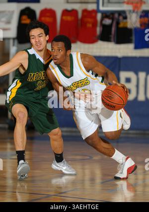 Dezember 30, 2011 Cathedral City, CA. Edison Chargers Wächter Corey Foster #10 fährt zum Korb im Southern California Division Championship Spiel des MaxPreps Holiday Classic zwischen den Edison Chargers und den Moorpark Musketiere an der Cathedral City High School in Cathedral City, CA. Edison gewinnt den Titel 56-50..David Hood/CSM(Credit Image: © David Hood/Cal Sport Media/ZUMAPRESS.com) Stockfoto