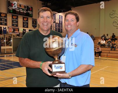 Dezember 30, 2011 Cathedral City, CA. Ponderosa Bruins Cheftrainer Andy Beal posiert mit der Trophäe nach dem Max Preps Holiday Classic Prep Basketball Championship-Spiel RHV Division zwischen den Ponderosa Bruins und den Viewpoint Patriots. Ponderosa gewinnt den Titel. Ponderosa besiegt Viewpoint 65-52. Louis Lopez/CSM(Bild: © Louis Lopez/Cal Sport Media/ZUMAPRESS.com) Stockfoto