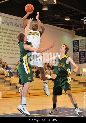 Dezember 30, 2011 Cathedral City, CA. Edison lädt Dreon Barlett auf Platz 1 während des Max Preps Holiday Classic Prep Basketball Championship-Spiels Southern California Division zwischen Edison und Moorpark. Edison gewinnt den Titel. Edison besiegt Moorpark 56-50. Louis Lopez/CSM(Bild: © Louis Lopez/Cal Sport Media/ZUMAPRESS.com) Stockfoto