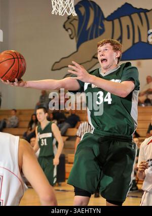 Dezember 30, 2011 Cathedral City, CA. Ponderosa Bruins Stürmer Curtis Opsahl #34 während des Max Preps Holiday Classic Prep Basketball Championship-Spiels RHV Division zwischen den Ponderosa Bruins und den Viewpoint Patriots. Ponderosa gewinnt den Titel. Ponderosa besiegt Viewpoint 65-52. Louis Lopez/CSM(Bild: © Louis Lopez/Cal Sport Media/ZUMAPRESS.com) Stockfoto