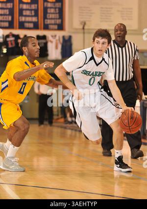 Dezember 30, 2011 Cathedral City, CA. Santiago Sharks schützen Alex Blumenfeld #0 während des Max Preps Holiday Classic Prep Basketball Championship-Spiels National Division zwischen den Crenshaw Cougars und den Santiago Sharks. Crenshaw gewinnt den Titel. Crenshaw besiegt Santiago 51-41. Louis Lopez/CSM(Bild: © Louis Lopez/Cal Sport Media/ZUMAPRESS.com) Stockfoto