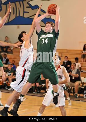 Dezember 30, 2011 Cathedral City, CA. Ponderosa Bruins Stürmer Curtis Opsahl #34 während des Max Preps Holiday Classic Prep Basketball Championship-Spiels RHV Division zwischen den Ponderosa Bruins und den Viewpoint Patriots. Ponderosa gewinnt den Titel. Ponderosa besiegt Viewpoint 65-52. Louis Lopez/CSM(Bild: © Louis Lopez/Cal Sport Media/ZUMAPRESS.com) Stockfoto