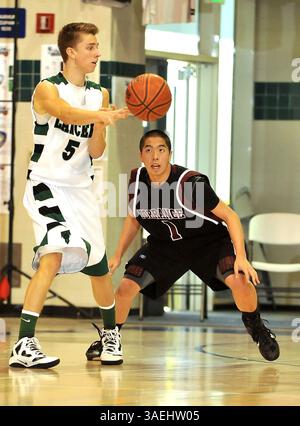 Dezember 30, 2011 Cathedral City, CA. Thousand Oaks Lancers schützen Tanner Fanjoy #5 während des Max Preps Holiday Classic Prep Basketball Championship-Spiels American Division Between Thousand Oaks and Torrance. Thousand Oaks gewinnt den Titel. Thousand Oaks besiegt Torrance 42-40. Louis Lopez/CSM(Bild: © Louis Lopez/Cal Sport Media/ZUMAPRESS.com) Stockfoto