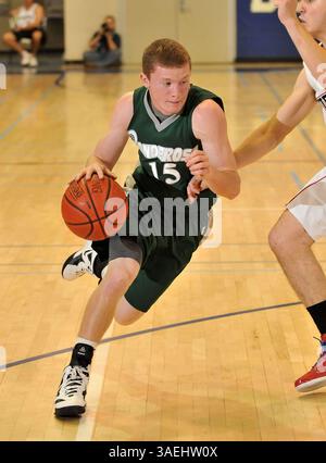 Dezember 30, 2011 Cathedral City, CA. Ponderosa Bruins bewacht Alex Roberd #15 während des Max Preps Holiday Classic Prep Basketball Championship-Spiels RHV Division zwischen den Ponderosa Bruins und den Viewpoint Patriots. Ponderosa gewinnt den Titel. Ponderosa besiegt Viewpoint 65-52. Louis Lopez/CSM(Bild: © Louis Lopez/Cal Sport Media/ZUMAPRESS.com) Stockfoto