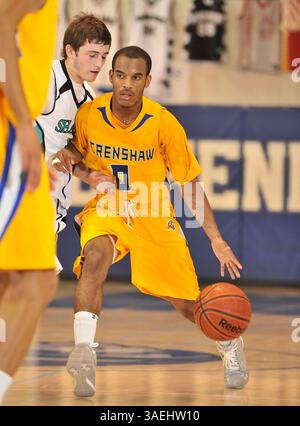 Dezember 30, 2011 Cathedral City, CA. Crenshaw Cougars schützen BRANDON BAKER #0 während des Max Preps Holiday Classic Prep Basketball Championship-Spiels National Division zwischen den Crenshaw Cougars und den Santiago Sharks. Crenshaw gewinnt den Titel. Crenshaw besiegt Santiago 51-41. Louis Lopez/CSM(Bild: © Louis Lopez/Cal Sport Media/ZUMAPRESS.com) Stockfoto