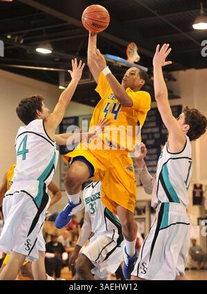 Dezember 30, 2011 Cathedral City, CA. Crenshaw Cougars stürmten ANDRE EDWARDS #44 während des Max Preps Holiday Classic Prep Basketball Championship-Spiels National Division zwischen den Crenshaw Cougars und den Santiago Sharks. Crenshaw gewinnt den Titel. Crenshaw besiegt Santiago 51-41. Louis Lopez/CSM(Bild: © Louis Lopez/Cal Sport Media/ZUMAPRESS.com) Stockfoto