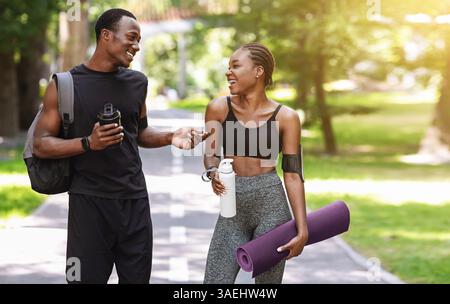 Nach Dem Training Im Freien. Athletic African Pärchen Chatten Nach Dem Training Im Park Stockfoto