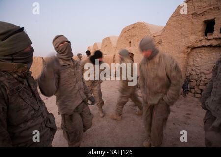 28. Dezember 2011 - Molla Dust, Kandahar, Afghanistan - Soldaten der Charlie Kompanie des 5. Infanterieregiments des 1. Bataillons führen am 28. Bis 29. Dezember 2011 in Zusammenarbeit mit der afghanischen Nationalarmee einen Luftangriff in Molla Dust, Provinz Kandahar, Afghanistan durch. Die ANA-Kräfte leiten die Suche nach Sprengstoffen und Sprengstoffteilen. Die amerikanischen Soldaten dienen der 1. Stryker Brigade, 25. Infanteriedivision, die aus Fort Wainwright, Alaska, eingesetzt wurde. (Foto: © JR Ancheta/ZUMAPRESS.com) Stockfoto