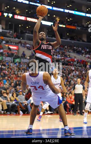 1. Januar 2012 Los Angeles, CA. Portland Trail Blazers schützen Wesley Matthews #2, fährt zum Korb und zieht ein Blockfoul auf Los Angeles Clippers Power Forward Brian Cook #34 in der ersten Hälfte des NBA-Spiels zwischen den Los Angeles Clippers und den Portland Trail Blazers im Staples Center in Los Angeles, CA. David Hood/CSM(Credit Image: © David Hood/Cal Sport Media/ZUMAPRESS.com) Stockfoto