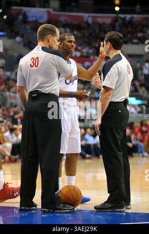 1. Januar 2012 Los Angeles, KALIFORNIEN Los Angeles Clippers Point Guard Chris Paul #3 hat Worte mit Schiedsrichter John Goble #30 und Schiedsrichter Brian Forte #45, nachdem ein Foul in der Mitte DeAndre Jordan #6 in der ersten Hälfte des NBA-Spiels zwischen den Los Angeles Clippers und den Portland Trail Blazers im Staples Center in Los Angeles, CA. David Hood/CSM(Credit Image: © David Hood/Cal Sport Media/ZUMAPRESS.com) Stockfoto