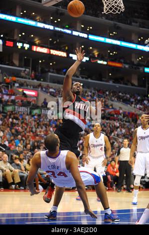 1. Januar 2012 Los Angeles, CA. Portland Trail Blazers schützen Wesley Matthews #2, fährt zum Korb und zieht ein Blockfoul auf Los Angeles Clippers Power Forward Brian Cook #34 in der ersten Hälfte des NBA-Spiels zwischen den Los Angeles Clippers und den Portland Trail Blazers im Staples Center in Los Angeles, CA. David Hood/CSM(Credit Image: © David Hood/Cal Sport Media/ZUMAPRESS.com) Stockfoto