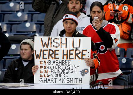 31. Dezember 2011 - Philadelphia, Pennsylvania, Vereinigte Staaten von Amerika - Ein Fan hält ein Schild hoch mit der Aufschrift „Wish U Were Here“, auf dem die Namen ehemaliger Philadelphia Flyers-Spieler, Ansager und Nationalhymnen-Sänger aufgeführt sind, die im Laufe der Jahre vergangen sind. (Bild: © Bob Fina/Southcreek/ZUMAPRESS.com) Stockfoto