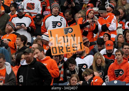 31. Dezember 2011: Philadelphia, Pennsylvania, Vereinigte Staaten von Amerika: Ein Fan hält Ein Unterschreiben ab, um seine Unterstützung für den Philadelphia Flyers Spieler Orest Kindrachuk zu zeigen, nachdem die Aufwärmrunden vor Beginn des Spiels zwischen den New York Rangers Alumni und den Philadelphia Flyers Alumni im Citizens Bank Park abgeschlossen waren. (Bild: © Bob Fina/Southcreek/ZUMAPRESS.com) Stockfoto