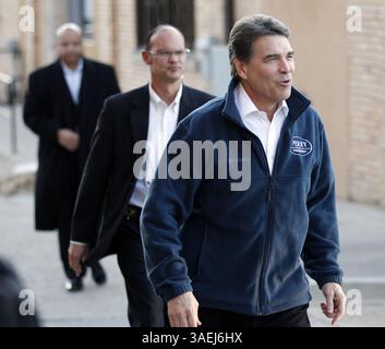 2. Januar 2012 – Carroll, IA, USA – Texas-Gouverneur Rick Perry, rechts, geht mit seinem Sicherheitsbeamten während seiner Kampagne in Carroll, Iowa, am Montag, 2. Januar 2012. (Kreditbild: © Christopher Gannon/MCT/MCT/ZUMAPRESS.com) Stockfoto