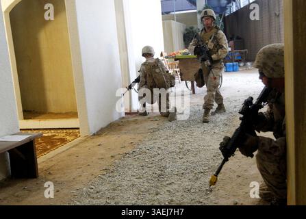 20. Oktober 2011 - Camp Lejeune, NC, USA - Marines der Bravo Company, 2. Zug, 1. Bataillon, 8. Marines, 2. Marine Division Patrouille während einer Simulation im neu eröffneten MCBCL Infantry Immersion Trainer in Camp Lejeune, North Carolina, 20. Oktober 2011. Das umgebaute 32.000 Quadratmeter große Lager unterstützt die Ausbildung kleiner Einheiten im Nachbau eines ländlichen afghanischen Dorfes. (Kreditbild: © Chuck Liddy/Raleigh News & Observer/MCT/ZUMAPRESS.com) Stockfoto