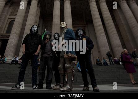 Oktober 31, 2011 - London - Demonstranten in Masken besetzen London Protest vor der St Pauls Cathedral in Central London am 31. Oktober 2011. Der Dekan der St. Paul's Cathedral in London wurde am Montag das zweite hochkarätige Geistliche Mitglied, das angesichts der zunehmenden Kontroverse über antikapitalistische Proteste auf dem Kirchengelände zurücktrat. (Kreditbild: © Ki Price/ZUMAPRESS.com) Stockfoto