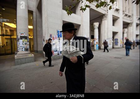 31. Oktober 2011 - London - Ein Mann in Bowler-Hut und -Anzug geht am 31. Oktober 2011 vor der St Pauls Cathedral in Central London über den Protest von Occupy London. Der Dekan der St. Paul's Cathedral in London wurde am Montag das zweite hochkarätige Geistliche Mitglied, das aufgrund der zunehmenden Kontroverse über antikapitalistische Proteste auf dem Kirchengelände zurücktrat. (Kreditbild: © Ki Price/ZUMAPRESS.com) Stockfoto
