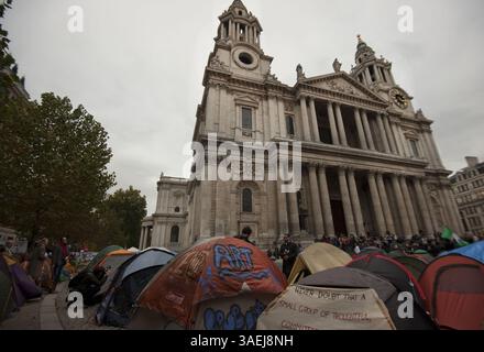 Oktober 31, 2011 - London - Ansichten von Zelten in Occupy London protestieren vor der St Pauls Cathedral in Central London am 31. Oktober 2011. Der Dekan der St. Paul's Cathedral in London wurde am Montag das zweite hochkarätige Geistliche Mitglied, das sich angesichts wachsender Kontroversen über antikapitalistische Proteste auf dem Kirchengelände zurückzog. (Kreditbild: © Ki Price/ZUMAPRESS.com) Stockfoto