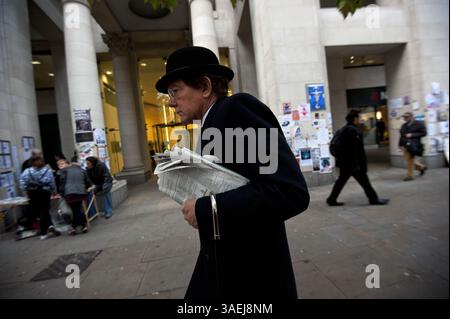 31. Oktober 2011 - London - Ein Mann in Bowler-Hut und -Anzug geht am 31. Oktober 2011 vor der St Pauls Cathedral in Central London über den Protest von Occupy London. Der Dekan der St. Paul's Cathedral in London wurde am Montag das zweite hochkarätige Geistliche Mitglied, das aufgrund der zunehmenden Kontroverse über antikapitalistische Proteste auf dem Kirchengelände zurücktrat. (Kreditbild: © Ki Price/ZUMAPRESS.com) Stockfoto