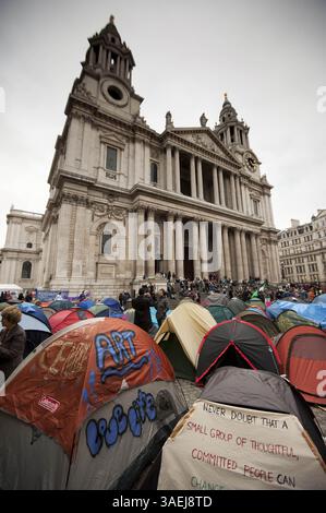 Oktober 31, 2011 - London - Ansichten von Zelten in Occupy London protestieren vor der St Pauls Cathedral in Central London am 31. Oktober 2011. Der Dekan der St. Paul's Cathedral in London wurde am Montag das zweite hochkarätige Geistliche Mitglied, das sich angesichts wachsender Kontroversen über antikapitalistische Proteste auf dem Kirchengelände zurückzog. (Kreditbild: © Ki Price/ZUMAPRESS.com) Stockfoto