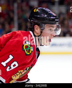 Januar 2012: Chicago, IL. Blackhawk Jonathan Toews #19 in Aktion während des NHL-Spiels zwischen den Chicago Blackhawks und den Edmonton Oilers im United Center in Chicago, Illinois. (Bild: © Mike Wulf/Cal Sport Media/ZUMAPRESS.com) Stockfoto