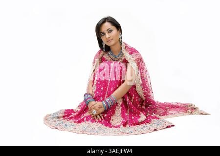 Wunderschöne Bangali Braut in bunten Kleidern sitzend, isoliert, New York, USA, Nordamerika Stockfoto