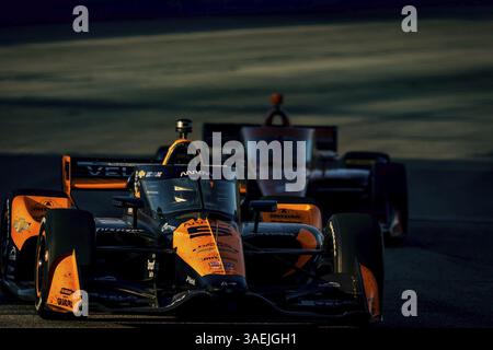 Als die Sonne untergeht, fährt der Fahrer DER NTT INDYCAR-SERIE, PATO OWARD (5) (MEX) aus Monterey, Mexiko, während der Hy-Vee Milwaukee Mile durch die Kurven Stockfoto