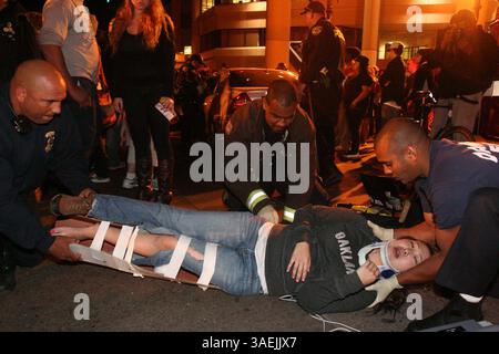 2. November 2011 - Oakland, CA, USA - Sanitäter neigen zu den Verletzungen eines Occupy Oakland-Demonstranten, der bei einer Demonstration am Mittwoch, den 2. November 2011, in Occupy Oakland, Kalifornien, von einem Auto angegriffen wurde. Zeugen sagten, dass der Fahrer absichtlich Demonstranten ins Visier nahm. (Bild: © Anda Chu/Oakland Tribune/MCT/ZUMAPRESS.com) Stockfoto