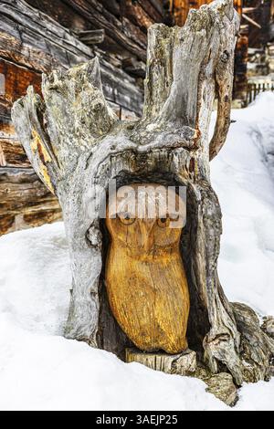 Eulenkugel aus einem Baumstumpf, umgeben von Schnee, Chandolin, Val d'Anniviers, Walliser Alpen, Kanton Wallis, Schweiz, Europa Stockfoto