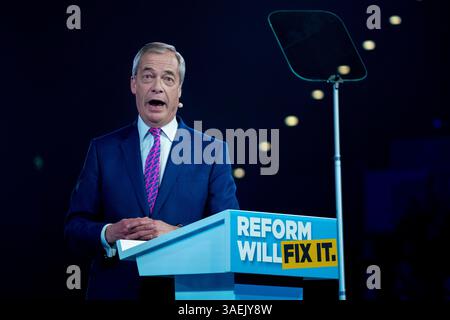 Nigel Farage, Leader of Reform UK, kommt über JCB an, um Parteimitglieder zu sprechen. Birmingham Großbritannien. Stockfoto